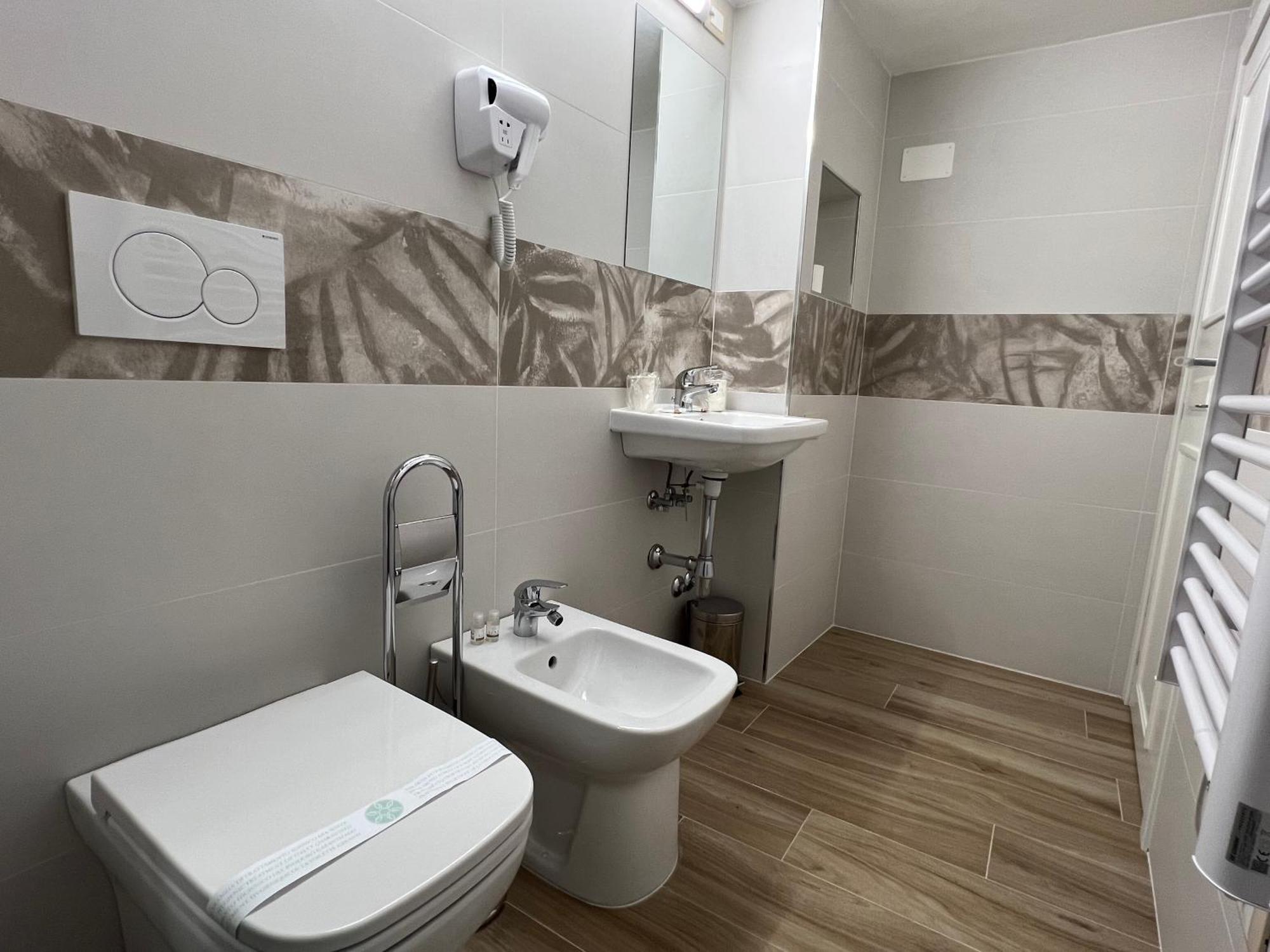 Al 106 Apartment Free Wi-Fi 5 Min Dalla Stazione Prato  Exterior photo